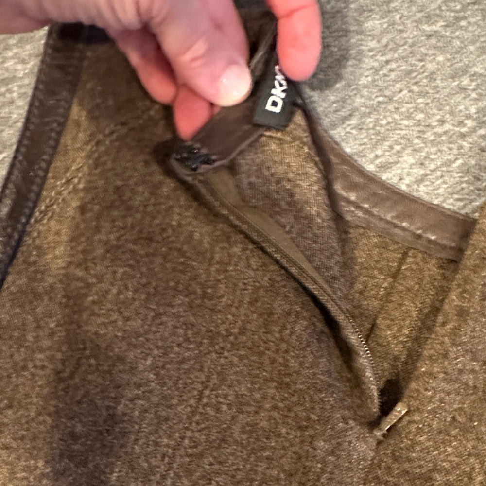 DKNY Chocolate Brown Sleeveless Tank Top With Leather Trim - Picture 6 of 6